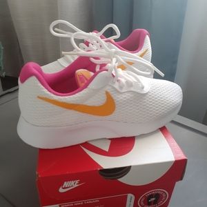 NEW! Nike womens sneaker